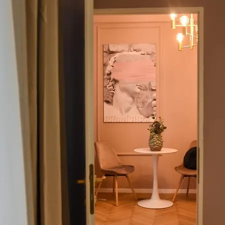 The Central Charms- Studios Near Radisson Bucharest Room photo