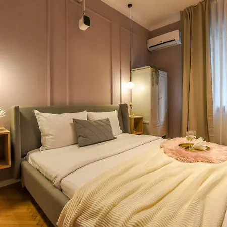 The Central Charms- Studios Near Radisson Bucharest Room photo