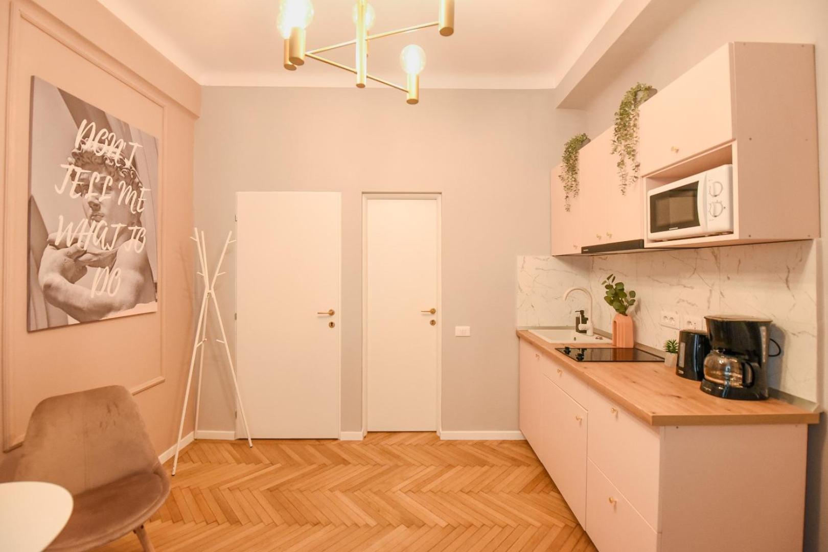 The Charms- Near Radisson Apartament *